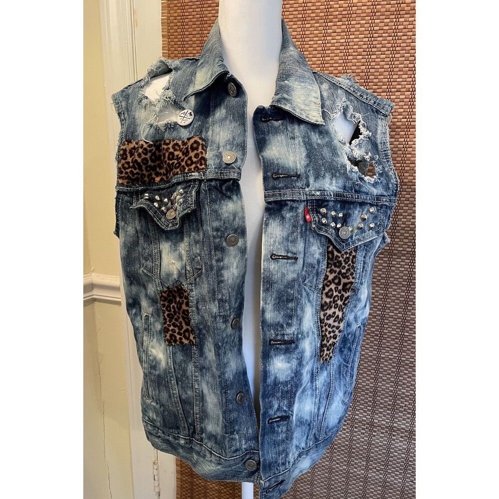 Levi’s Vest Women Size Medium Blue Denim #70589 Flag Embellished